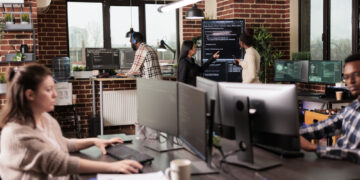 Job în IT în România: avantaje și dezavantaje între freelance, remote și angajare full‑time