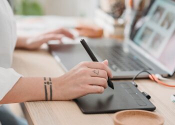 Cum să adaugi efecte speciale și animații la videoclipurile tale