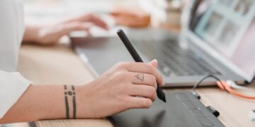 Cum să adaugi efecte speciale și animații la videoclipurile tale